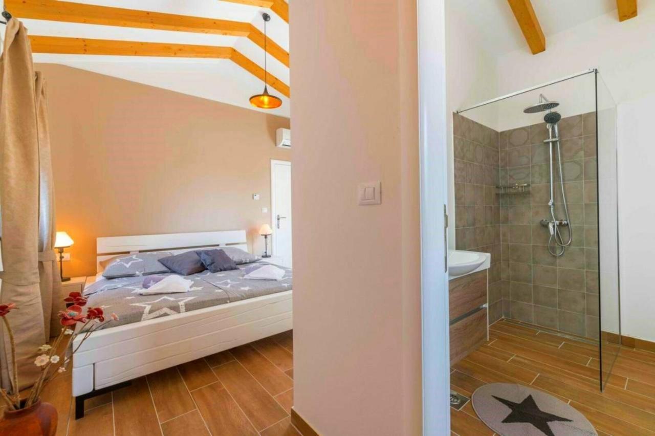 Moderne Istrische Steinvilla - 4 Sterne Mit Privatem, Beheizbaren Pool & Meerblick Kavran Exterior foto
